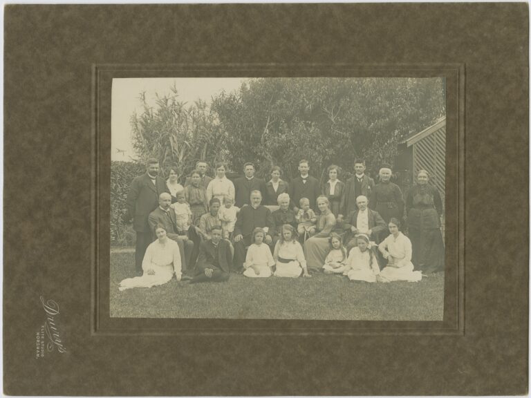 Family gathering at golden wedding of Pastor Carl Georg Hiller and his wife Christiane n. Petschel, at Murtoa, V, 6 January 1916 [M00107 00013]